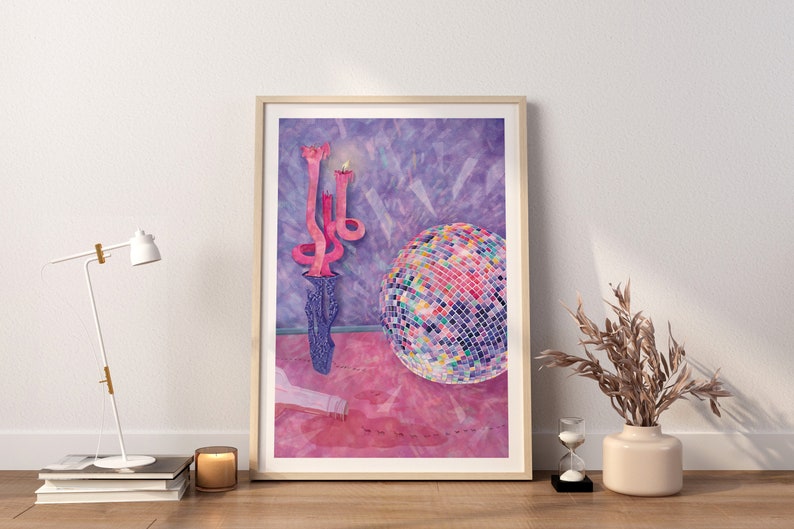 Puede incluir: Una ilustraci&oacute;n enmarcada de un candelero rosa con tres velas, una bola de discoteca y un suelo rosa. El fondo es una acuarela de color p&uacute;rpura.