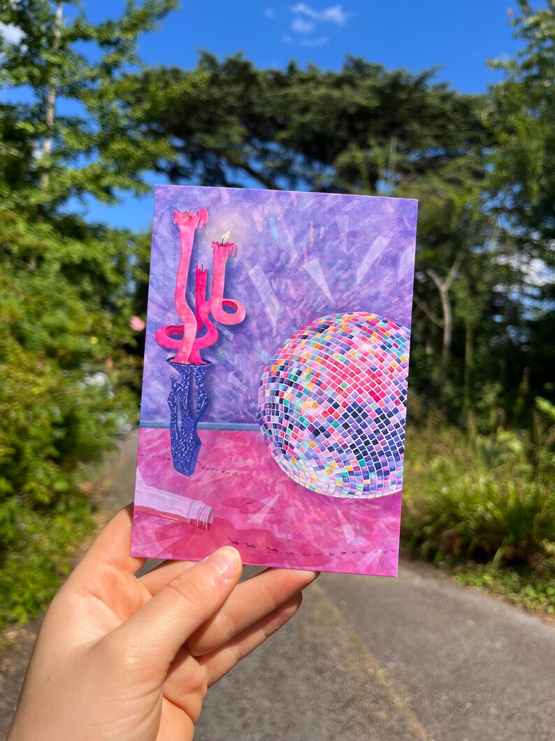 Puede incluir: Una ilustraci&oacute;n de una bola de discoteca, un candelabro y una botella sobre un suelo rosa y morado, en tonos rosa y morado.