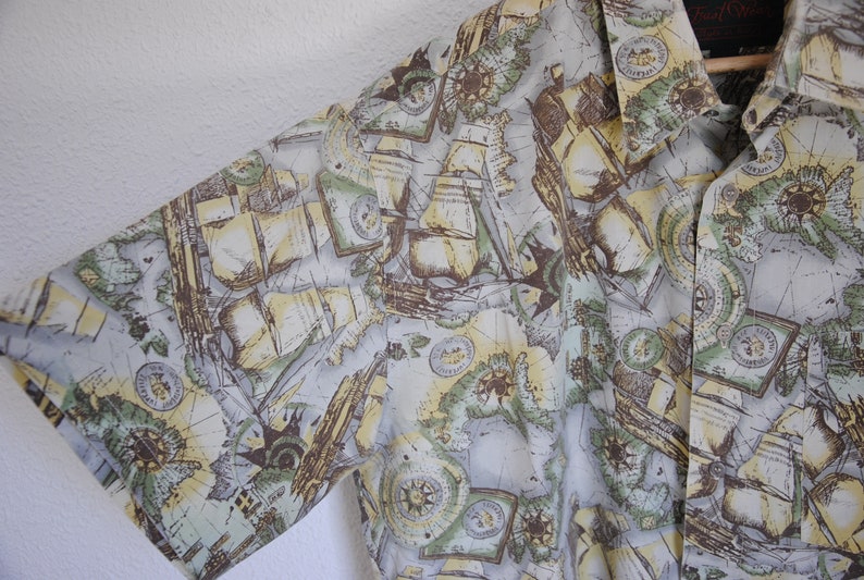 short sleeve shirt size L Vintage 90s shirt unisex printed shirt