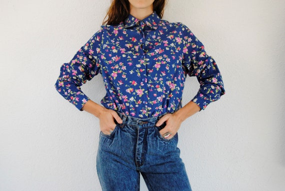 Vintage 70s long sleeve blouse, flower printed blu