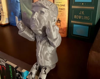 Figura articulada de Donald Trump "El doble saludo" para colocar en el estante – Divertida figura de Trump impresa en 3D – Decoración política sarcástica para escritorio – Regalo de Trump
