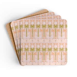 Puede incluir: Juego de cuatro posavasos cuadrados con un patrón repetido de palmeras, lunas y estrellas en tonos verdes, melocotón y blanco sobre un fondo rosa. Los posavasos tienen un reverso de corcho.
