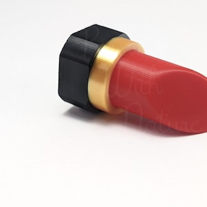 Puede incluir: Un pintalabios rojo con una banda dorada y una base negra.