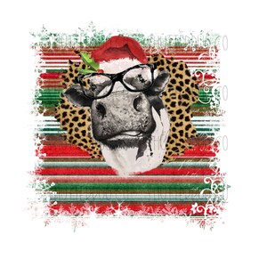 Peut inclure: Une vache noire et blanche portant un chapeau de Père Noël rouge et des lunettes avec un fond léopard. La vache est entourée de rayures rouges et vertes et de flocons de neige.