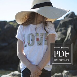 Peut inclure: Un t-shirt blanc avec une applique en tissu floral du mot "LOVE" sur le devant. Le t-shirt est porté par une personne portant un chapeau de paille à large bord et un jean bleu. L'image contient le texte "Modern Mending PDF INSTANT DOWNLOAD".