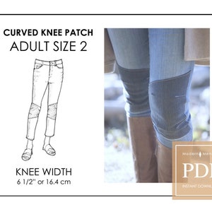 Op de afbeelding: Een zwart-witte lijntekening van een spijkerbroek met een gebogen kniepleister. De tekst "CURVED KNEE PATCH ADULT SIZE 2" staat boven de tekening. De tekst "KNEE WIDTH 6 1/2" of 16,4 cm" staat onder de tekening. De afbeelding toont ook een foto van een spijkerbroek met een gebogen kniepleister. De tekst "Modern Mending PDF INSTANT DOWNLOAD" staat in een bruin rechthoek.