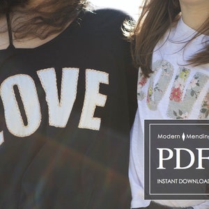 Puede incluir: Dos personas vistiendo camisas con la palabra "LOVE" escrita de diferentes maneras. La camisa de la izquierda es negra con letras blancas bordeadas de oro. La camisa de la derecha es blanca con letras hechas de retazos de tela con patrones florales. La imagen incluye el texto "Modern Mending PDF Descarga instantánea".