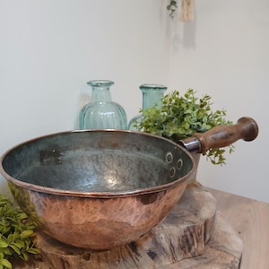 Vintage Kupfer Stielkasserolle mit Holzgriff: Landhausküche Dekoration