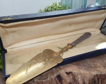 Utensilios de cocina y vajilla vintage francesa para servir porciones de pastel.