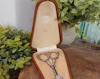 Kit de costura francés vintage: aguja, tijeras y dedal. Pieza de colección.