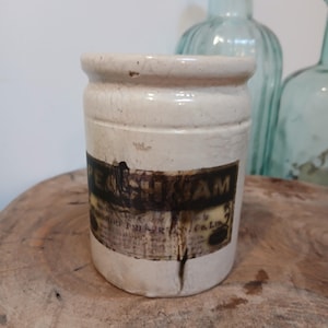 Puede incluir: Una taza de cerámica blanca con un asa negra y el texto "But First, Coffee" en negrita negra. La taza está sobre una superficie blanca. La taza mide aproximadamente 10 cm de alto.