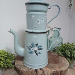 Könnte beinhalten: Ein Satz von drei Keramik-Nistschalen in abgestuften Größen. Die Schalen sind weiß mit einer gesprenkelten, strukturierten Oberfläche und haben einen leicht ausgestellten Rand. Die größte Schüssel hat einen Durchmesser von etwa 20 cm.