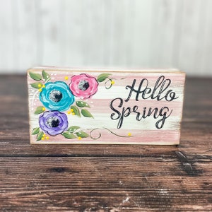 Floral Hello Spring Sign: Botanical Shelf Sitter