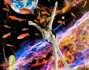 Puede incluir: Un collage con una mujer haciendo una parada de manos en un entorno espacial con un planeta, estrellas y peces naranjas. El planeta tiene un cartel que dice "No caminar".