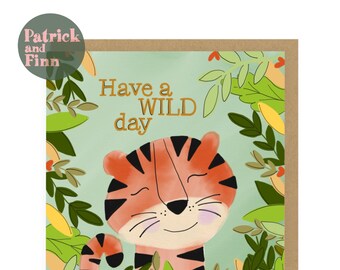 Pode incluir: Um cartão de felicitações com uma ilustração de tigre e o texto "Have a WILD day". O tigre é laranja e preto sobre um fundo verde, azul e amarelo.