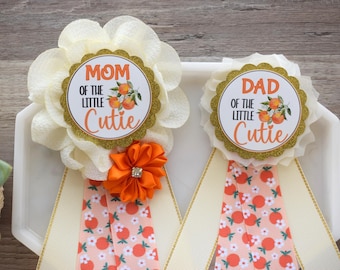 Babyshower A Little Cutie – Mommy to Be sjerp en speld Daddy to Be – babythema oranje – decoratie babyshower citrus – cadeau zwangere moeder