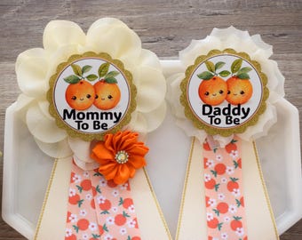 Twee kleine schatjes zijn onderweg – Mommy to Be sjerp en Daddy to Be Pin – Oranje babyshowerset – Citrusthema – Genderneutraal cadeau-idee