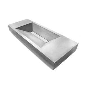 Op de afbeelding: Een rechthoekige, grijze betonnen wastafel met een verzonken bekken. De wastafel heeft een modern, minimalistisch ontwerp met strakke lijnen en een glad oppervlak. Het bekken is een lange, smalle rechthoek en de wastafel staat tegen een witte achtergrond.
