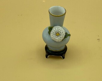Vintage miniatuur vaas op voetstuk met witte bloem gemaakt in bezet Japan