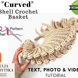Puede incluir: Una cesta de crochet beige con forma de concha curva. La cesta está siendo sostenida por una mano. La imagen incluye el texto "Curved" Shell Crochet Basket, "TEXT, PHOTO & VIDEO TUTORIAL", y "Etsy".