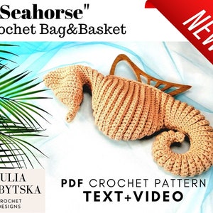 Può includere: Uno schema all'uncinetto per una borsa o un cestino a forma di cavalluccio marino. Lo schema include istruzioni di testo e video. L'immagine mostra un cavalluccio marino all'uncinetto di colore marrone chiaro.
