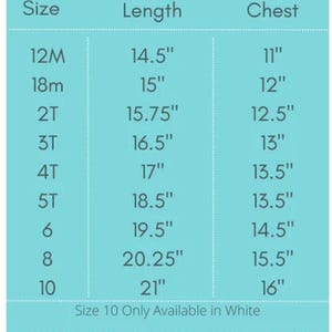 K&ouml;nnte beinhalten: Eine t&uuml;rkisfarbene Tabelle mit dem Titel "Boy's Short Sleeve Shirts" mit Gr&ouml;&szlig;en-, L&auml;ngen- und Brustma&szlig;en. Die L&auml;ngen sind in Zoll, von 14,5" bis 21", und die Brustma&szlig;e von 11" bis 16". Gr&ouml;&szlig;en von 12M bis 10.