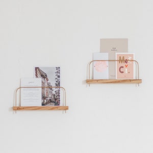 Deux petites étagères à photos et illustrations (20cm) en bois et laiton. Fabriqué en France. Super-Poses par Gllu.