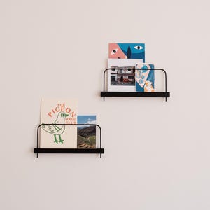 Deux petites étagères à photos et illustrations (20cm) en bois teinté et barre en acier noir. Fabriqué en France. Super-Poses par Gllu.