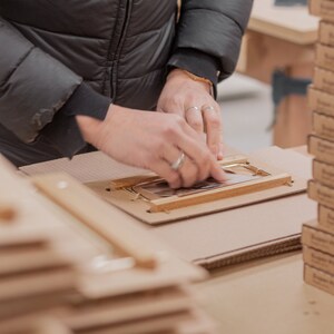 Étagère Super-Poses 80 cm, support à photos et illustrations en bois et laiton. Pensé et Fabriqué en Normandie par Gllu. image 9