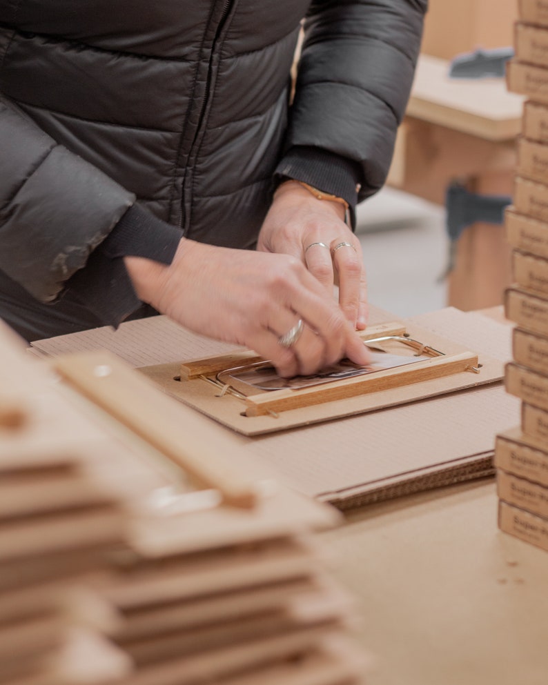 Étagère Super-Poses 80 cm, support à photos et illustrations en bois et laiton. Pensé et Fabriqué en Normandie par Gllu. image 9