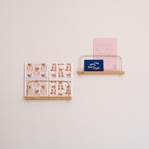 Deux petites étagères à photos et illustrations (20cm) en bois et laiton. Fabriqué en France. Super-Poses par Gllu.