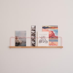 Étagère à photos et illustrations 50cm en bois et barre ondulée rose clair. Fabriqué en France. Super-Poses par Gllu.