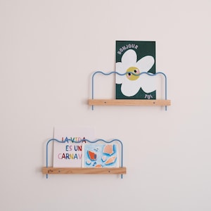 Deux petites étagères à photos et illustrations (20cm) et barre ondulée bleu pastel. Fabriqué en France. Super-Poses par Gllu.