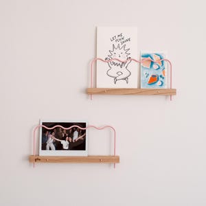 Deux petites étagères à photos et illustrations (20cm) en bois et barre ondulée rose clair. Fabriqué en France. Super-Poses par Gllu.