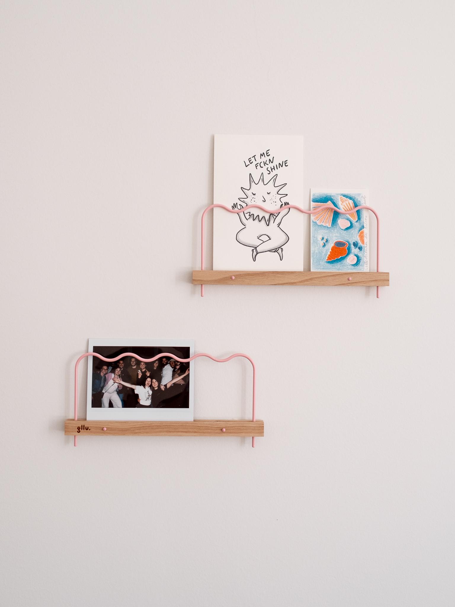 Photo, Polaroid & Postcard shelfs (20 cm - pair) in wood and light pink wavy bar. Designed and manufactured in Normandy by Gllu.