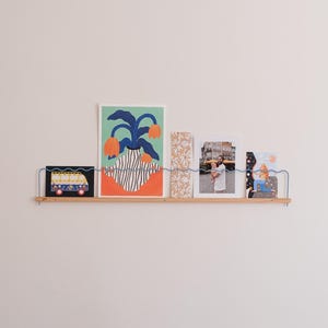 Étagère à photos et illustrations 80cm en bois et barre ondulée bleu pastel. Fabriqué en France. Super-Poses par Gllu.