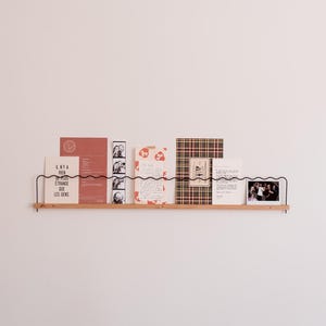 Étagère à photos et illustrations 80cm en bois et barre ondulée rouge noir. Fabriqué en France. Super-Poses par Gllu.
