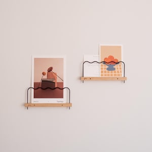 Deux petites étagères à photos et illustrations (20cm) en bois et barre ondulée rouge noir. Fabriqué en France. Super-Poses par Gllu.