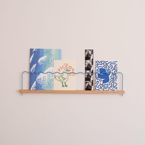 Étagère à photos et illustrations 50cm en bois et barre ondulée bleu pastel. Fabriqué en France. Super-Poses par Gllu.