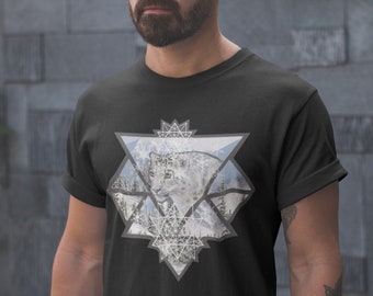 Könnte beinhalten: Schwarzes T-Shirt mit einem Grafikdruck eines Schneeleoparden in einem geometrischen Design. Das Design zeigt einen weißen Schneeleoparden vor einem grauen Hintergrund mit einem geometrischen Muster.
