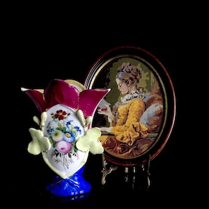 Jarrón floral antiguo de porcelana de París con firma. Extraño