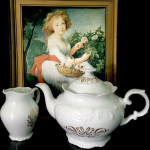 Arzberg Carl Schumann Bavaria porcelain vintage teapot with golden details. Rare