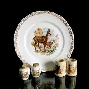 Vintage Porzellan Set mit Hirsch. Teller, Salz- und Pfefferstreuer, Miniaturbecher