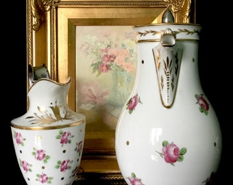 パリ磁器の花と銀細工が施されたティーポットと水差し。希少品