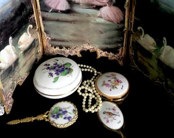 Ensemble miroir vintage en porcelaine de Limoges et poudrier floral. Rare