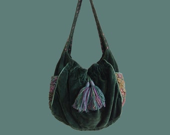 Bolso de hombro de terciopelo terroso, hippie vegano vintage de los años 70 verde musgo, slouch con fondo de campana de terciopelo verde camuflaje, bolso hobo de invierno con estampado de Bali