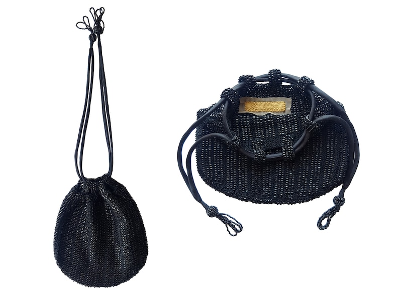 K&ouml;nnte beinhalten: Zwei schwarze Perlen-Zugbeutel. Eine Tasche ist geschlossen, die andere ist offen und zeigt das Innenfutter. Beide Taschen haben ein goldenes Etikett.