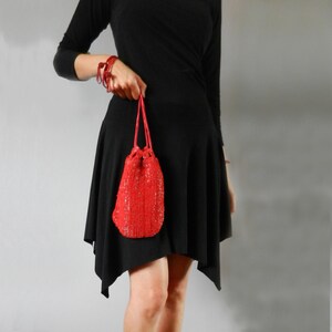 Sac de soirée en crochet et perles rouge : bracelet de style clapet vintage avec poignée en satin doux