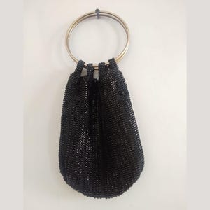 Bolso de noche vintage con cuentas: Bolso de boda azul y plateado tejido a mano. Brass Bangle: Black