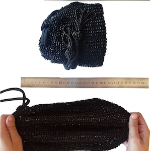 K&ouml;nnte beinhalten: Eine schwarze Perlen-Kordeltasche mit einem langen Quasten. Die Tasche ist etwa 38 cm breit und 25 cm hoch.